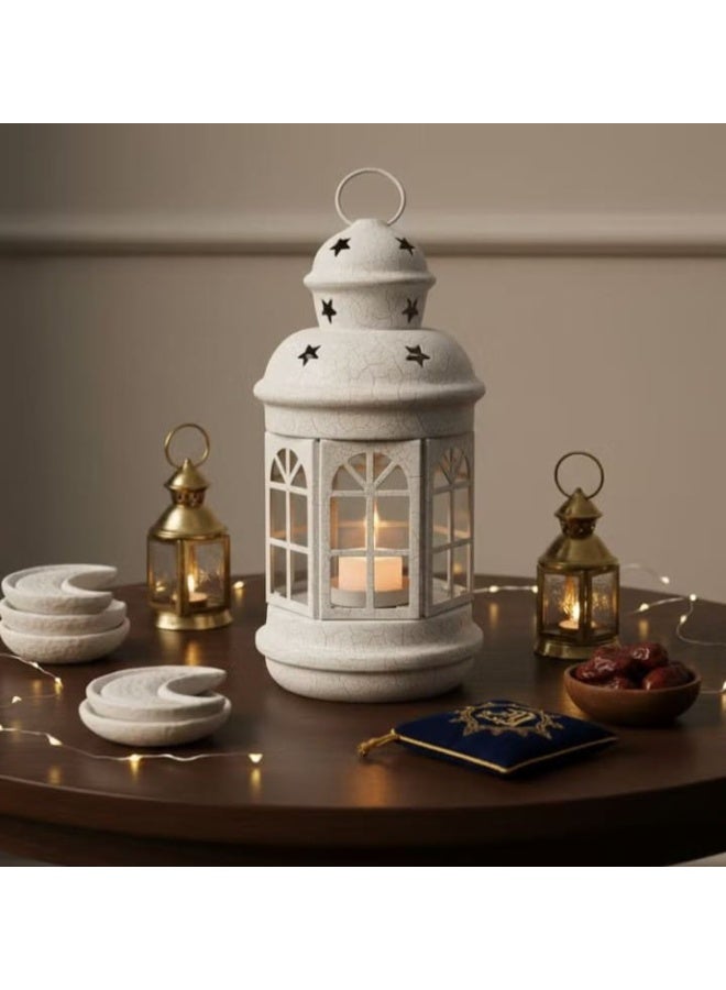 فانوس رمضان معدني أنيق، ارتفاع 22 سم—يضيف لمسة دافئة واحتفالية رائعة لمنزلك خلال رمضان! مثالي للطاولات، الأرفف أو كقطعة مركزية، يضفي لمسة فخمة وساحرة على أي ديكور. قطعة أساسية لإضفاء جو رمضاني دافئ واحتفالي